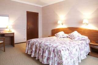 Гостиница Кристалл Дмитров Номер люкс Цветущий сад-1