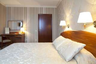 Гостиница Кристалл Дмитров Номер люкс Нежность-1