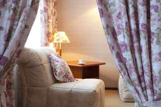 Гостиница Кристалл Дмитров Номер люкс Цветущий сад-2